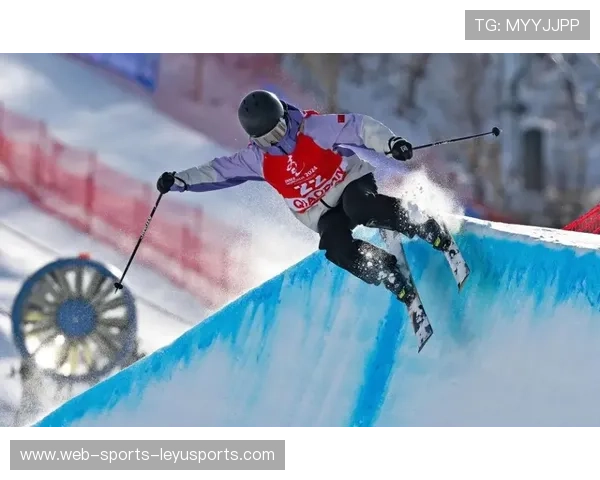 滑雪选手被雪埋一半仍比心：冬季运动中的勇气与坚持