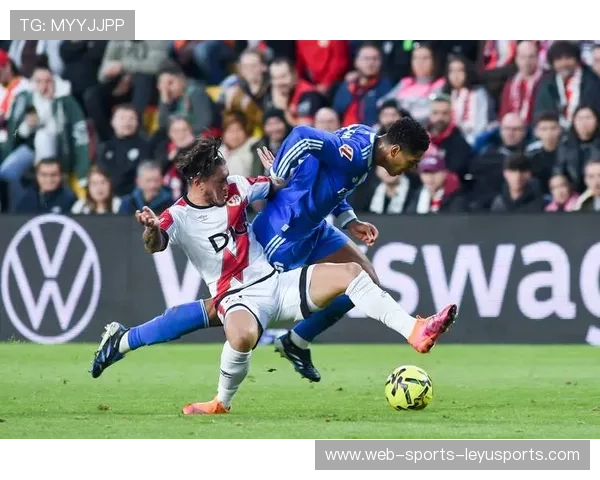 贝林厄姆中路插上头球破门，皇马2-0领先巴列卡诺